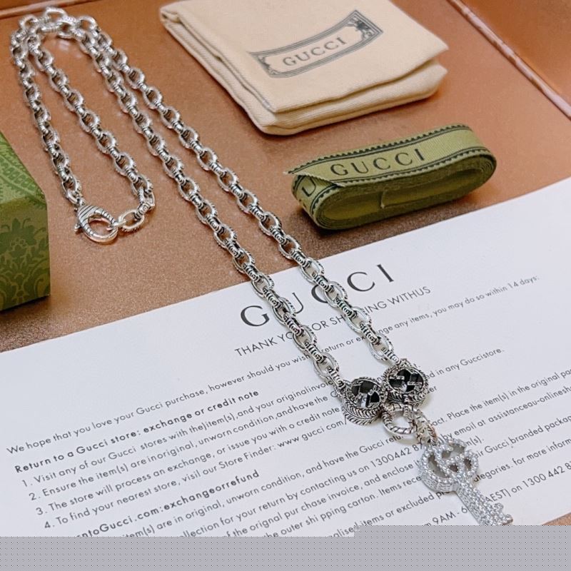 G*u*i necklaces